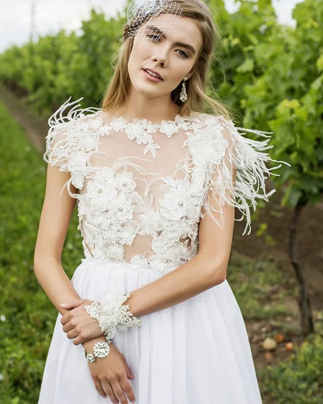 Wedding Editorial 
Model: @janerwalks from @angiesmodelstoronto
Stylist: @rwenglestyling
Makeup and Grooming: @rebeccahilsmakeupartistry
Photography Assistant: @bavibas from @uptown.media
Wedding Dress: @winsdesign
Wedding Accessories: @laurajaynebride