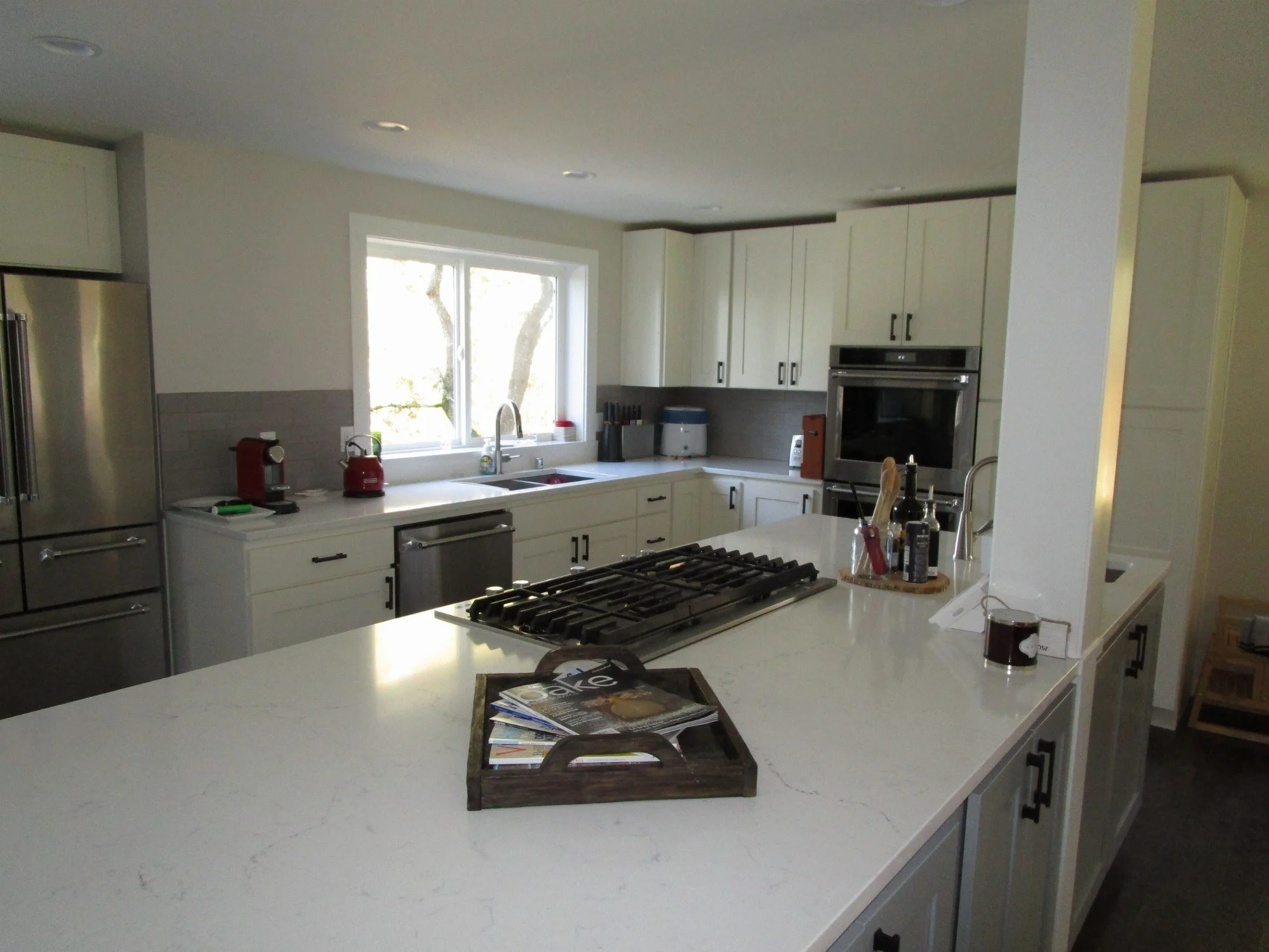 Final touches to the kitchen.