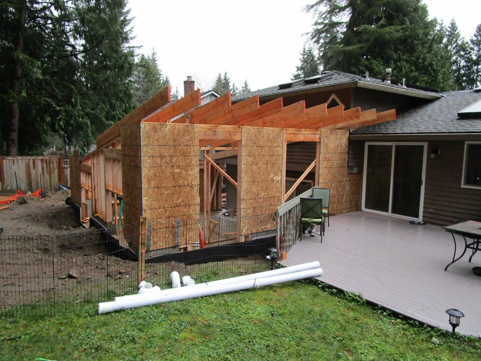 Big overhang of the roof on this end. Can set the BBQ grill under it.