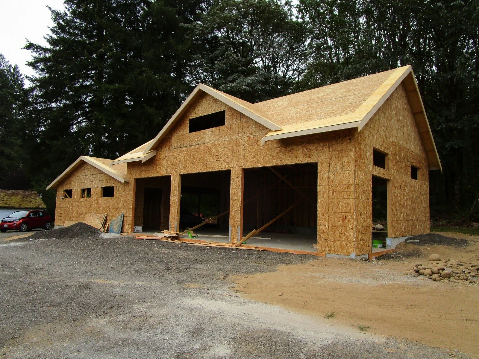 Plywood on the trusses roof, ready for a roof. 