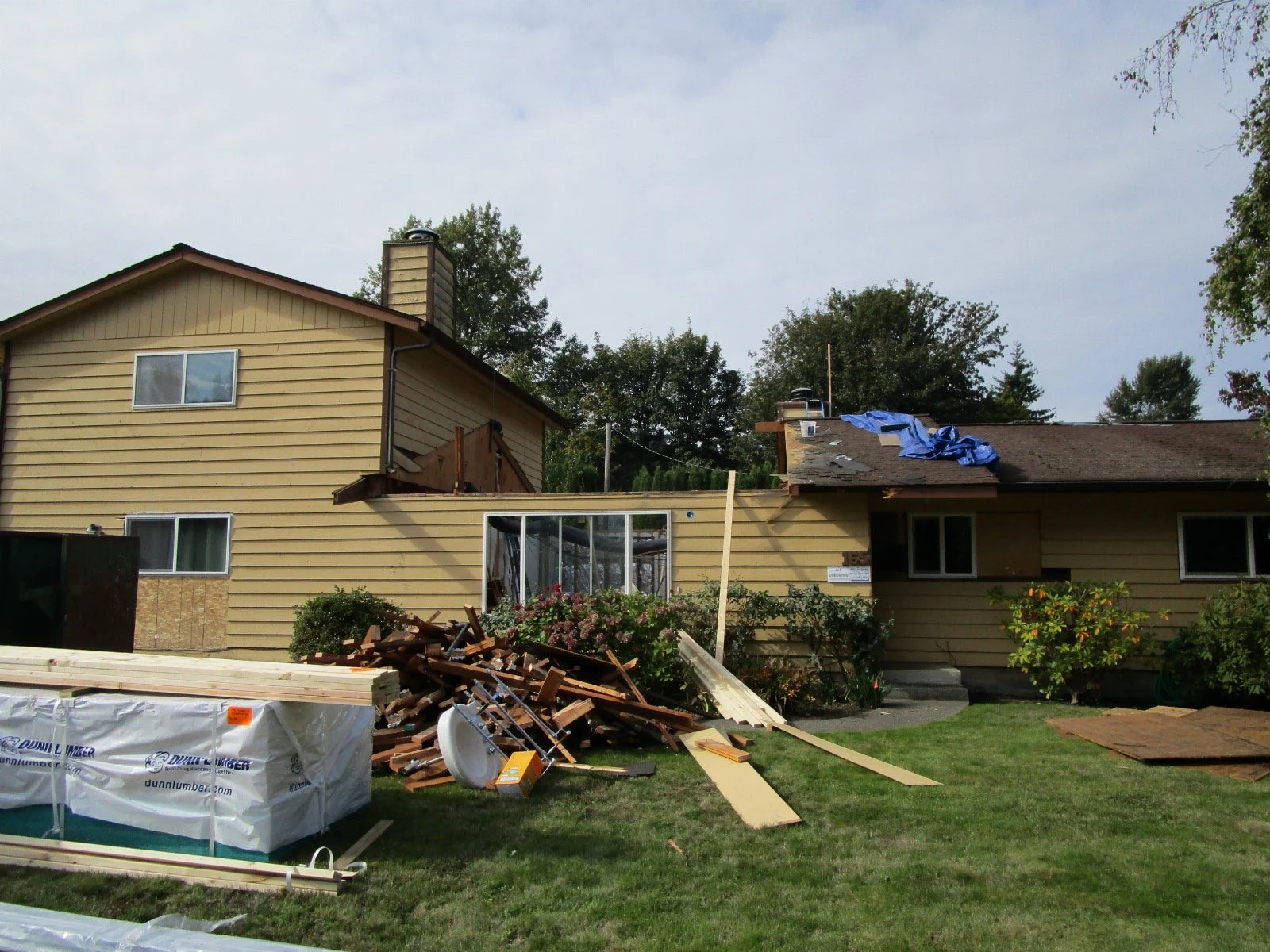 To get more interior volume we decide to remove the roof and ceiling and bring in new scissor trusses to have an interior vault.