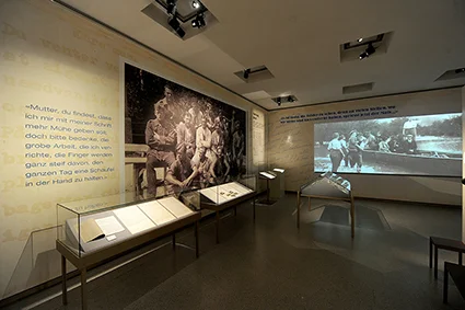 2013 Im Dienste des Friedens in Ausstellung 03.JPG