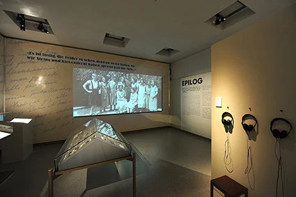 2013 Im Dienste des Friedens in Ausstellung 04.JPG