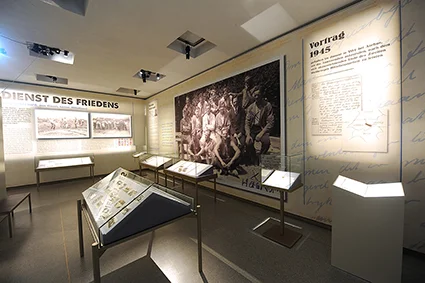 2013 Im Dienste des Friedens in Ausstellung 06.JPG