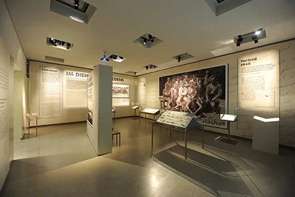 2013 Im Dienste des Friedens in Ausstellung 08.JPG