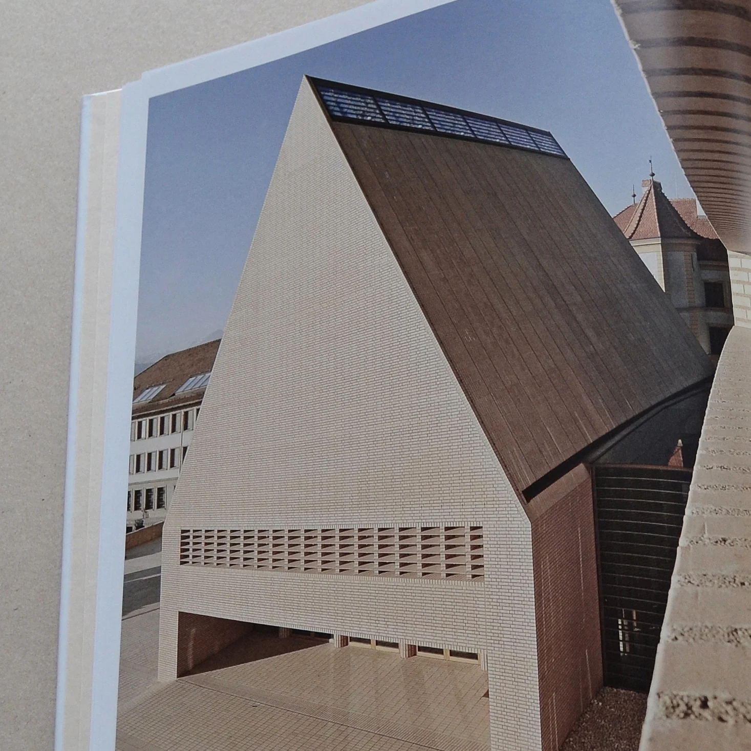 Liechtensteinsicher_Landtag_Jubiläumsbuch_150 Jahre_gschart_001.JPG