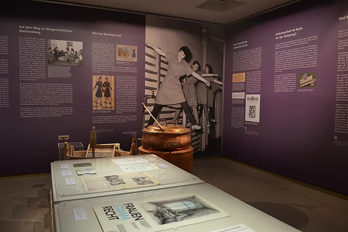 Liechtensteinsiches_Landesmuseum_Vom_Fräulein_zur_Frau_2015_010_gschart.jpg