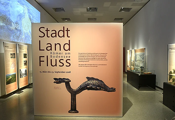 Stadt Land Fluss Blick in Ausstellung  01.JPG