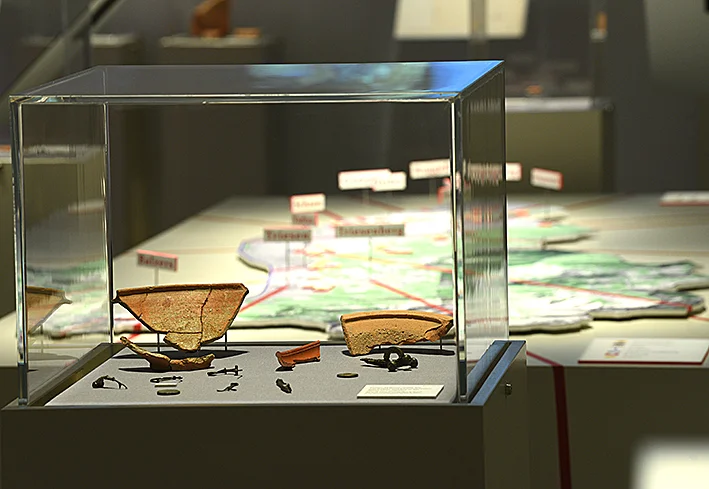 Wie Perlen an einer Schnur  Blick in Ausstellung  25.JPG