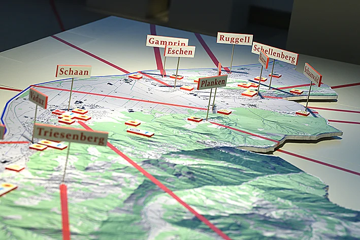 Wie Perlen an einer Schnur  Blick in Ausstellung  27.JPG