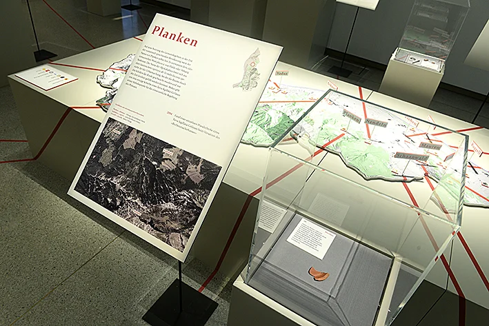 Wie Perlen an einer Schnur  Blick in Ausstellung  38.JPG