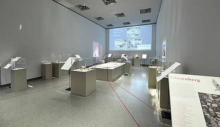 Wie Perlen an einer Schnur Blick in Ausstellung  03.JPG