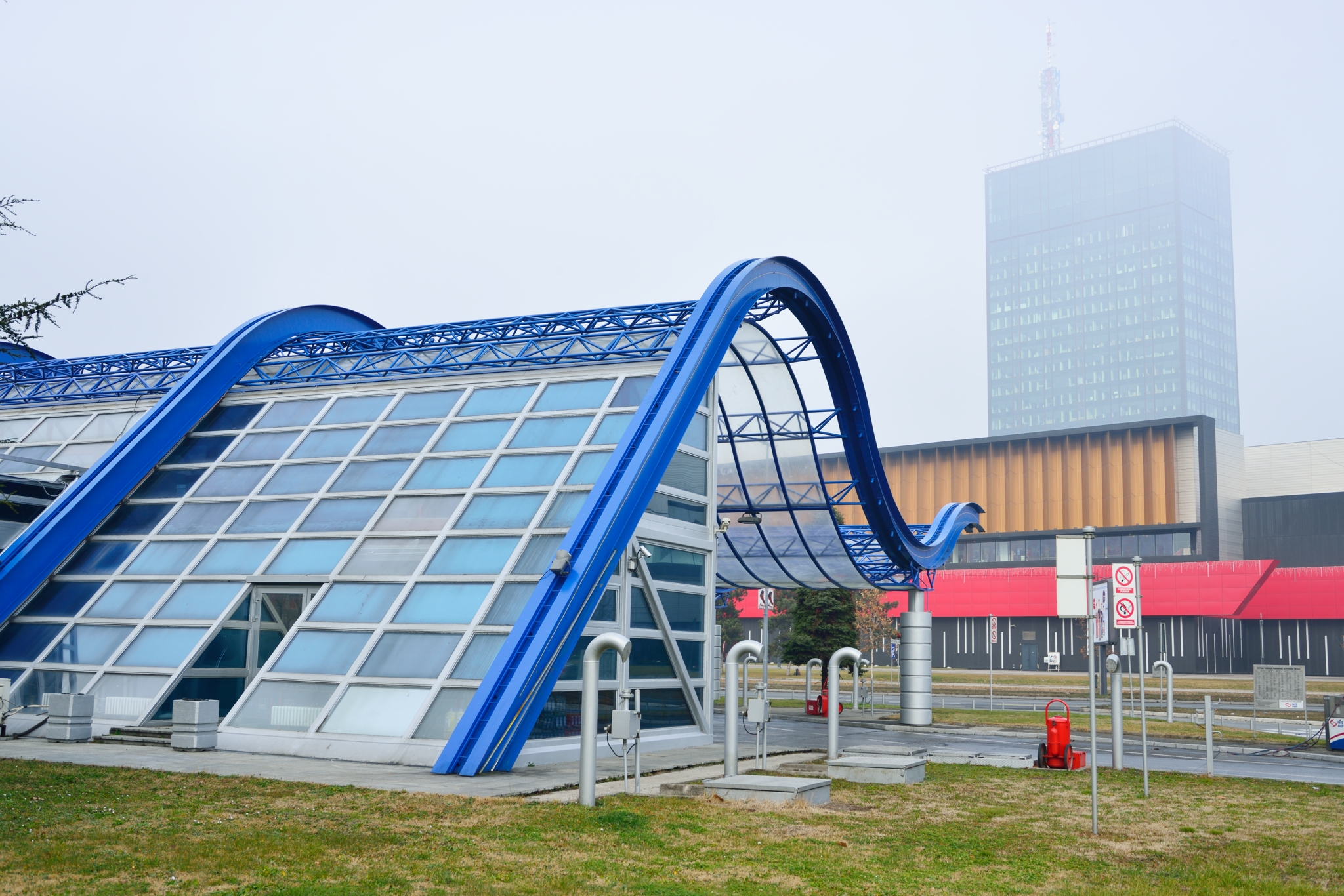 Opened in 1995, Dayton Petrol Station owned by NIS Jugopetrol, was named after Dayton Peace Agreement which officialy ended the Yugoslav war the same year. In near distant background Business Centre Ušće was destroyed four years later by twelve Tomahawk cruise missiles over a course of several days by U.S. led NATO air strikes. 