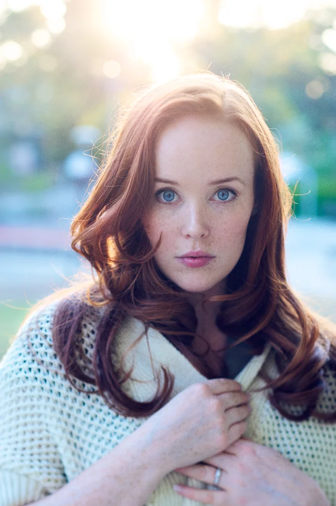 Caroline Björkgren i naturligt ljus med 85 mm tilt-shift