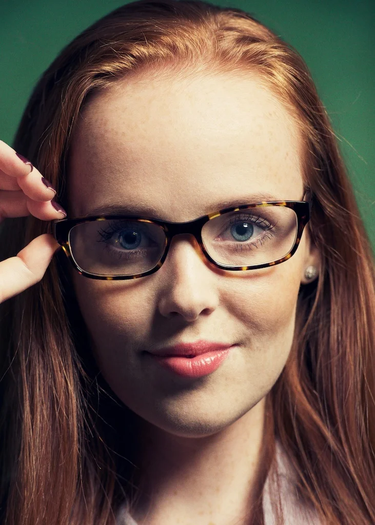 Caroline ser äntligen bra (ut) bakom sina nya bågar