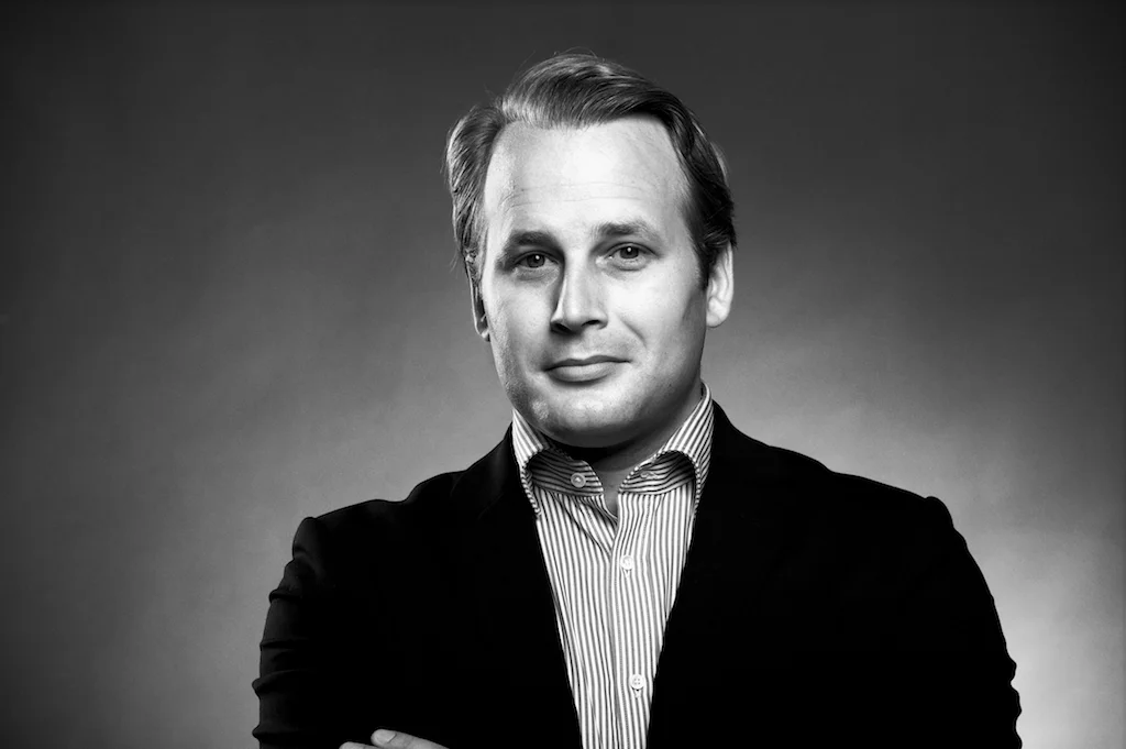 Enkel pressbild i svartvitt med grå bakgrund och hög kontrast