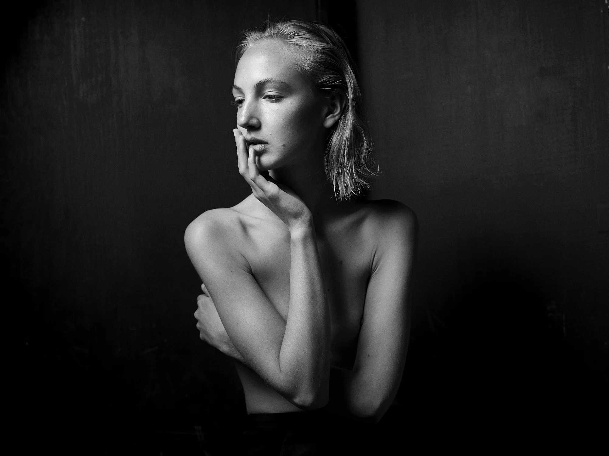 Lina H i svartvitt semi NSFW