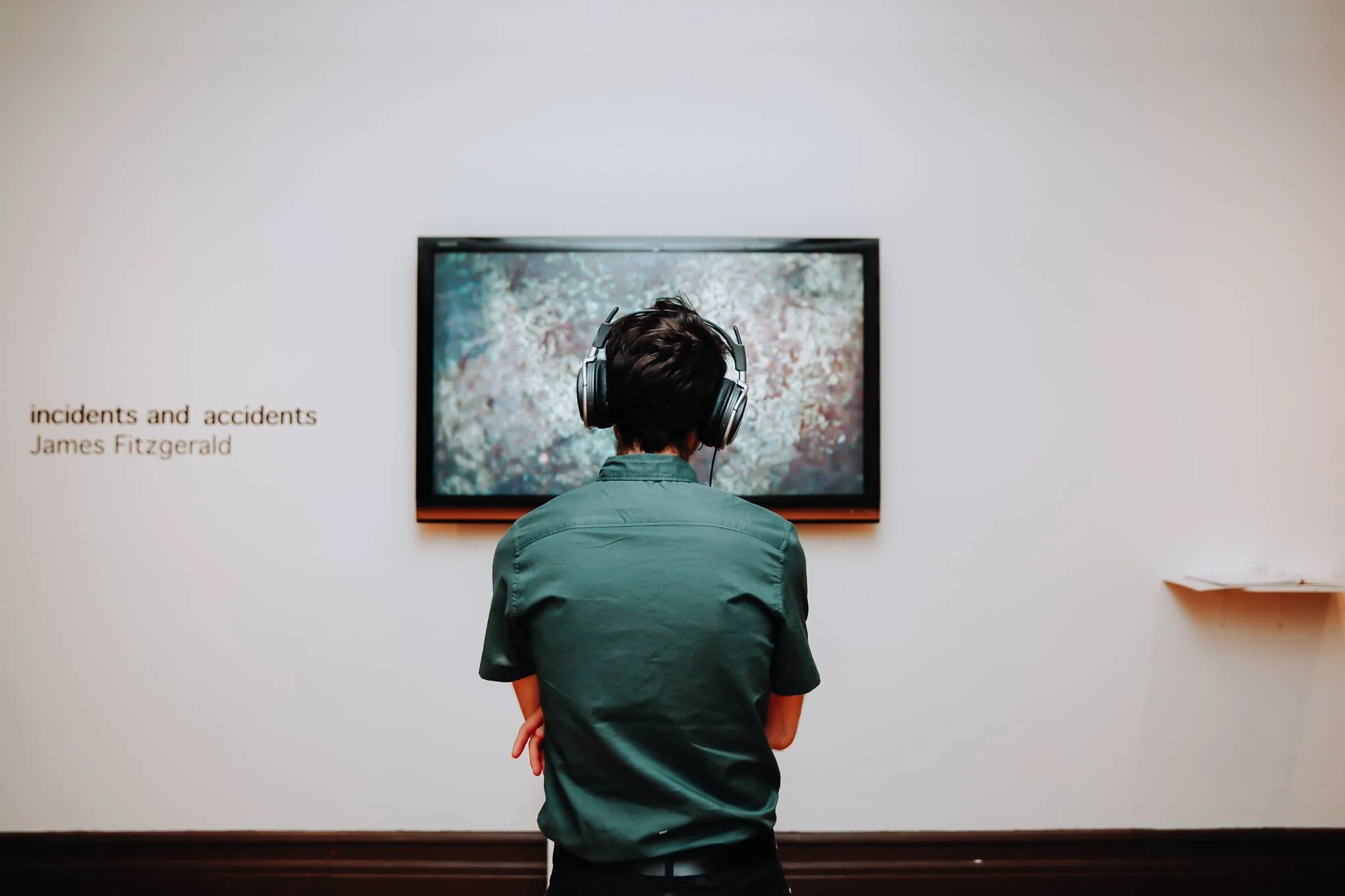 Un visiteur devant l'œuvre incidents and accidents de James Fitzgerald - 2017 A visitor in front of James Fitzgerald's incidents and accidents - 2017