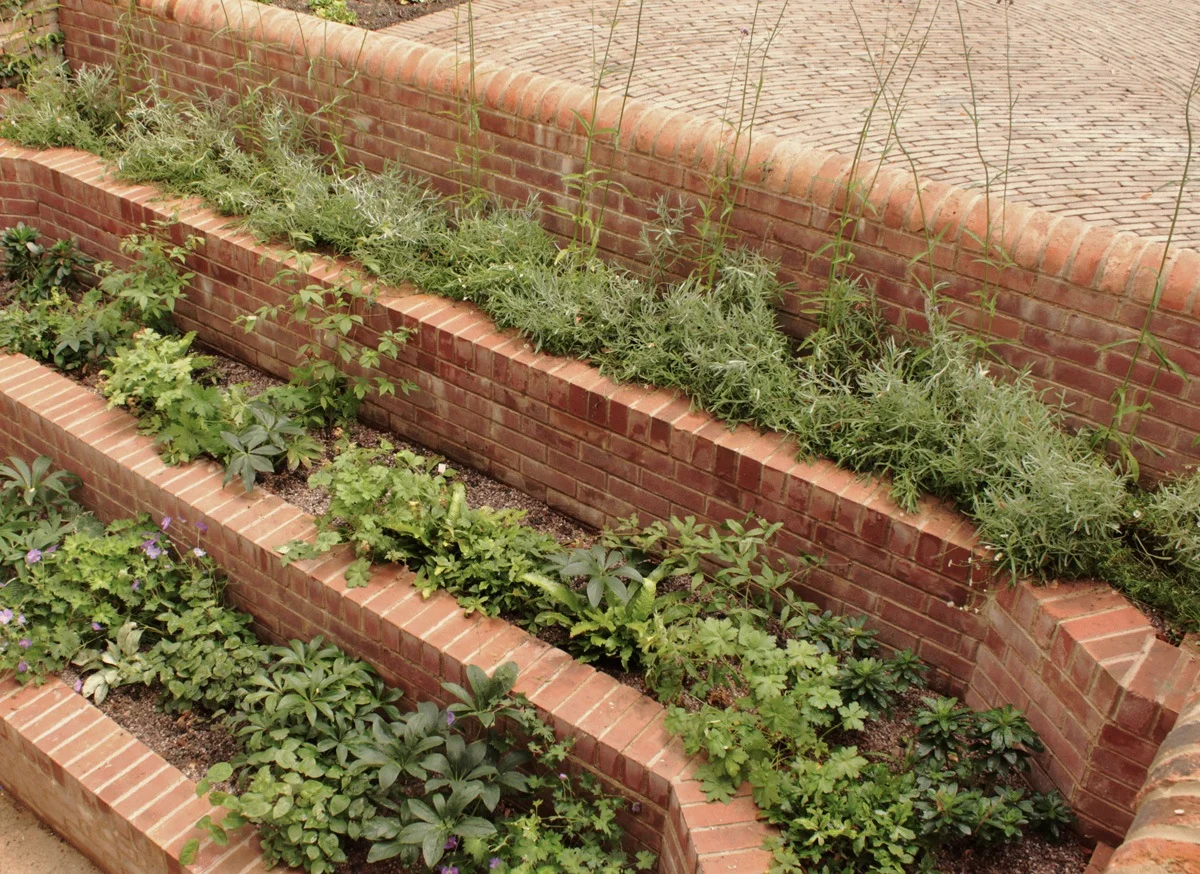 rogue_designs_oxford_front_garden_design_bay_window_landscaping_brick_tiers_driveway.jpg