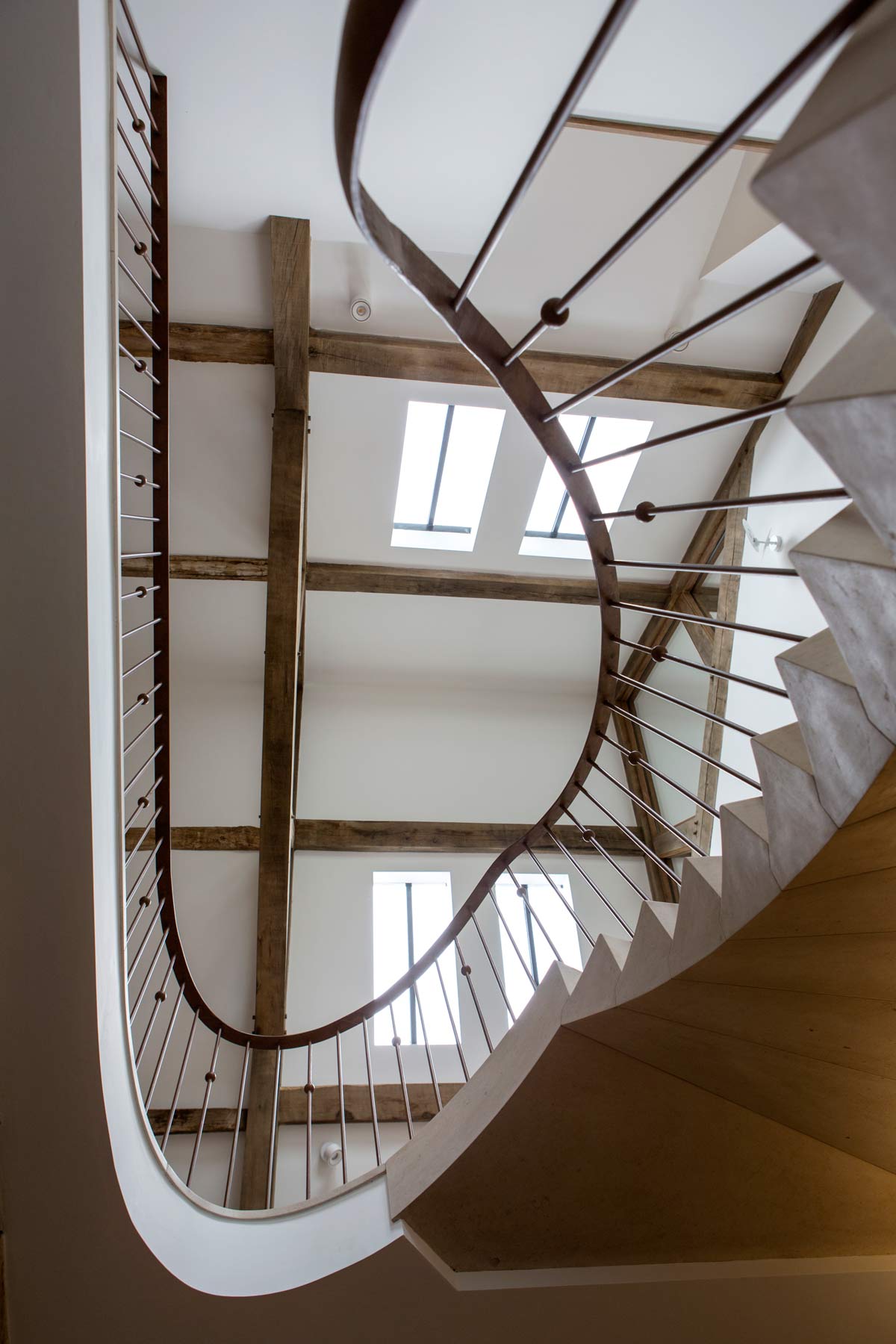 sculptural-curved-limestone-staircase-3-iron-spindles-ballustrade-oxfordshire-rogue-designs-ian-knapper.jpg