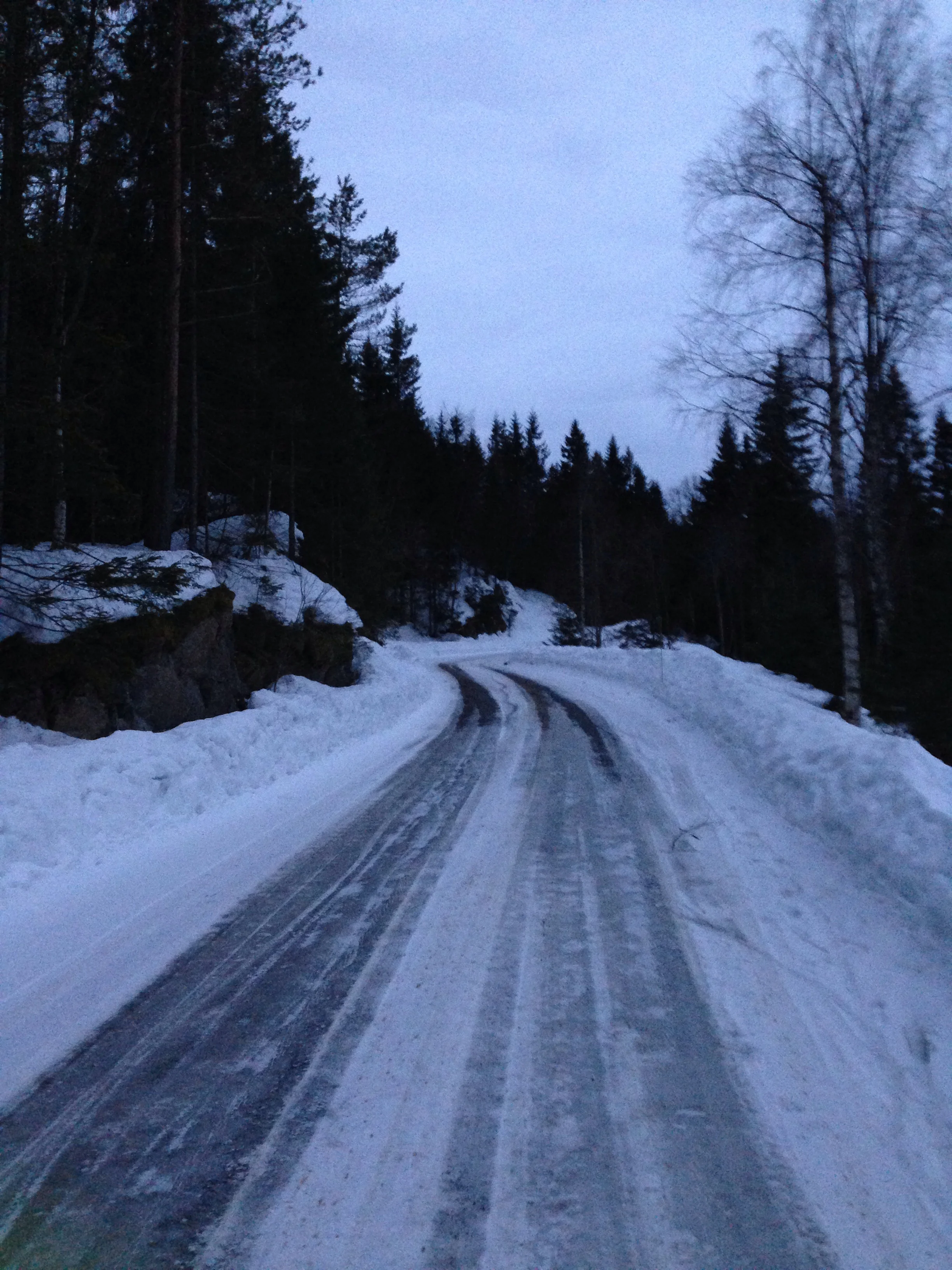 Fremdeles noen korte strekk med is i skyggen.