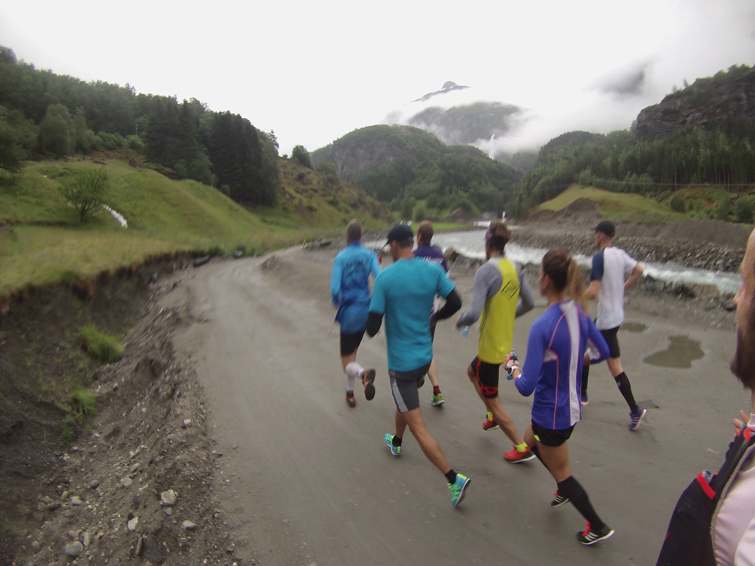 Feltet en 3 - 4 km på vei opp i dalen. Tettgruppen hadde allerede nå dratt avgårde over alle heier.