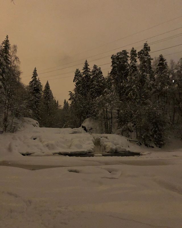Hvem skulle trodd det var mulig &aring; l&oslash;pe Lysakerelven ved midnatt midt i januar uten det minste behov for hodelykt? Flott refleksjonslys i natt, og tungt men voldsomt vakkert f&oslash;re. 😅 med sekken 10,5 kg full av materialpr&oslash;ver