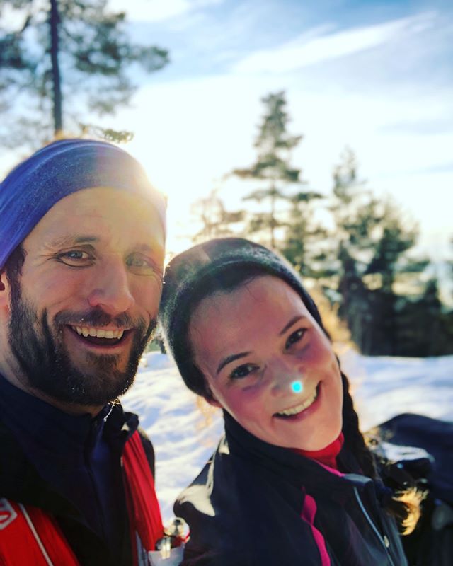 Over skyene skinner solen, og jeg hadde helt klart hodet over skyene etter 15km sammen @ingridbilde. Fin tur p&aring; isete veier opp til Brunkollen, med mini i vogn og smilet p&aring; fjeset. _________________________________________ #timetoplay #no