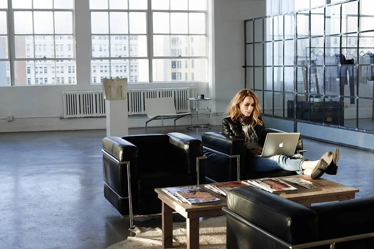 en_el_estudio_de_anine_bing__925726855_1200x.jpg