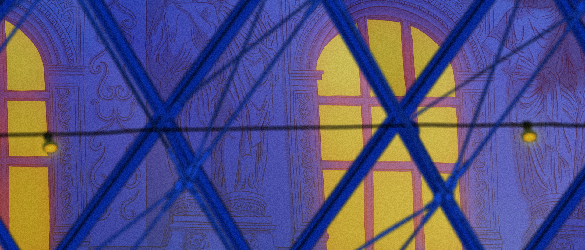 Vue à travers une grille de protection bleue devant une fenêtre avec des rideaux jaunes, décorée de dessins de figures religieuses et de lions.