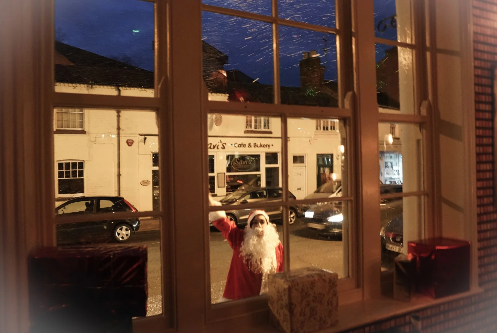 On Thursday 29th October from 4pm we are showcasing Christmas at The Royal Pug. A cracking reason to shoot out of the office early in the name of research! Come & experience an evening of Christmas with us, we will have on offer free mulled wine, mini mince pies, festive planks & a canapé version of our Christmas 3 Course Party Menu complete with santa hats, a Christmas Tree & a festive soundtrack. Alice will be on hand to answer all of your booking enquiries & look at availability, be it a party drinks table on a live music night or a Private Party in our first floor Gin Room. Call us now on 01926 88-38-17 to book a spot & bagsy a mulled wine.
