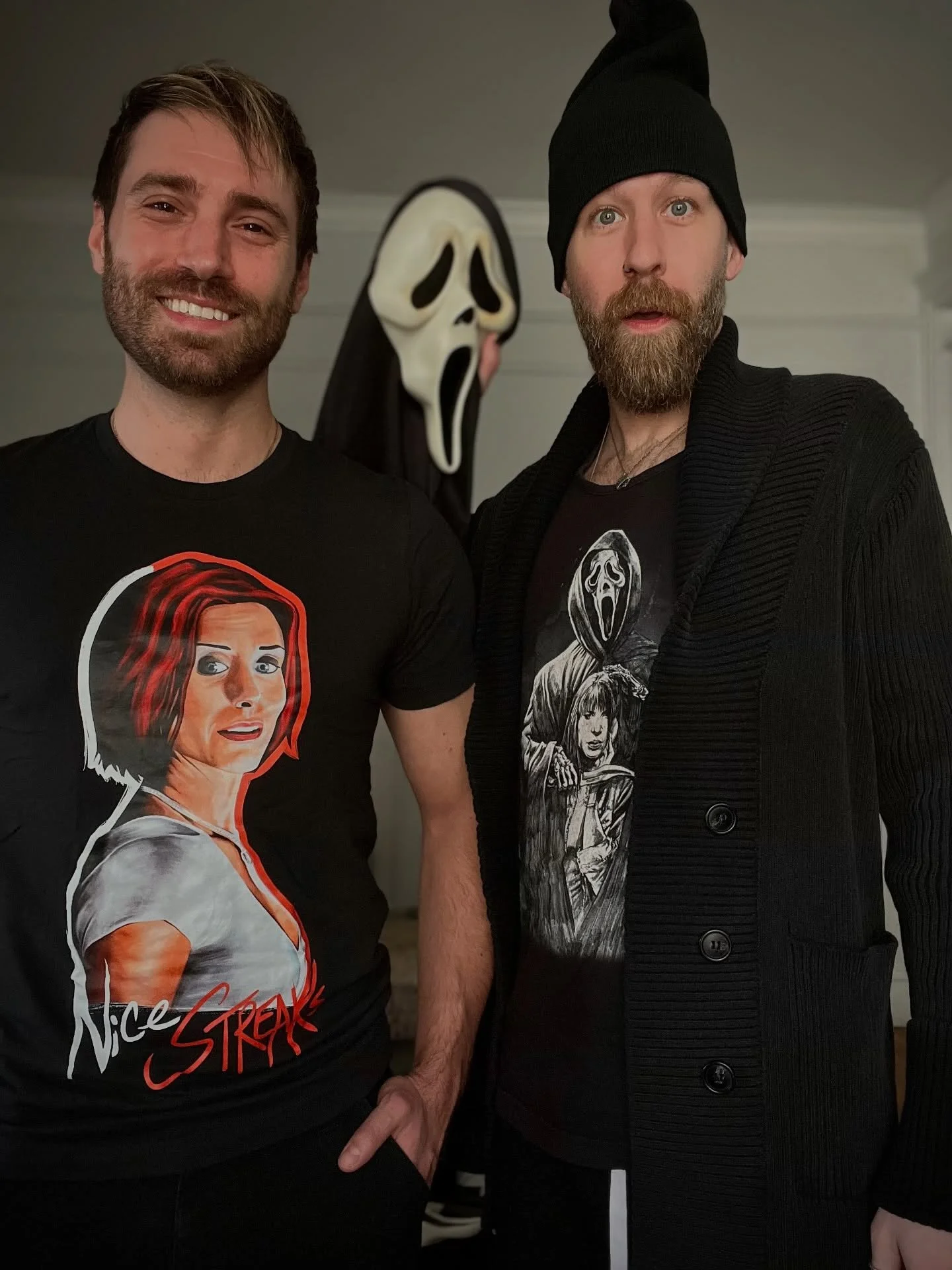 The 17th Annual SCREAM Marathon begins! My favorite-personal-made-up-holiday happens to align perfectly this year leading up to the @screammovies 7th installment! 🔪☎️🙀

Thanks for the killer tees @smalltown_weirdo and @cavitycolors!

Only 252 days 