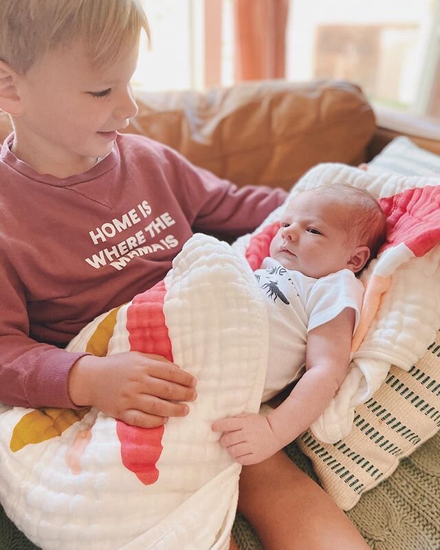 Talk to me about toddler-newborn sibling love! Or maybe I should call it &ldquo;over-loving.&rdquo; 😂🤷🏻&zwj;♀️ ⠀⠀⠀⠀⠀⠀⠀⠀⠀
Levi turned 3 end of March and has been waiting for &ldquo;baby brudder&rdquo; with constant excitement. And now that he&rsquo