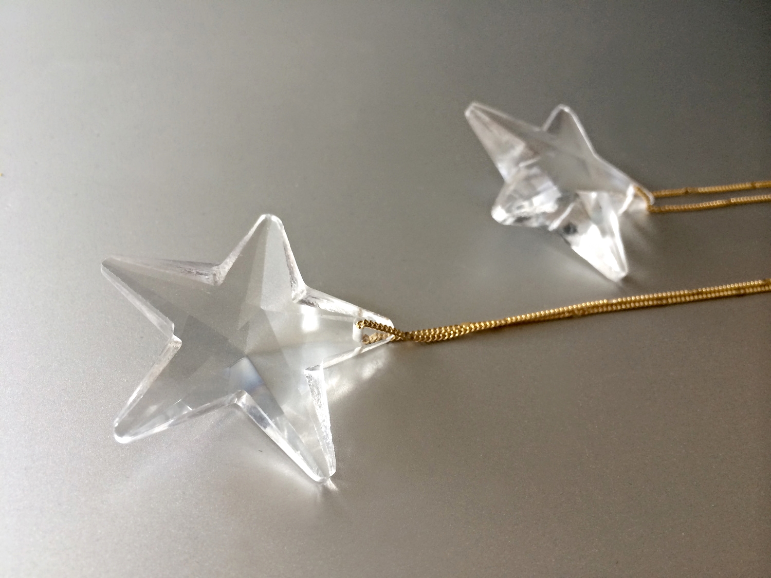 Stars were everywhere in the 20s and jut like the era itself, these shooting star earrings are glamorous and decadent. 