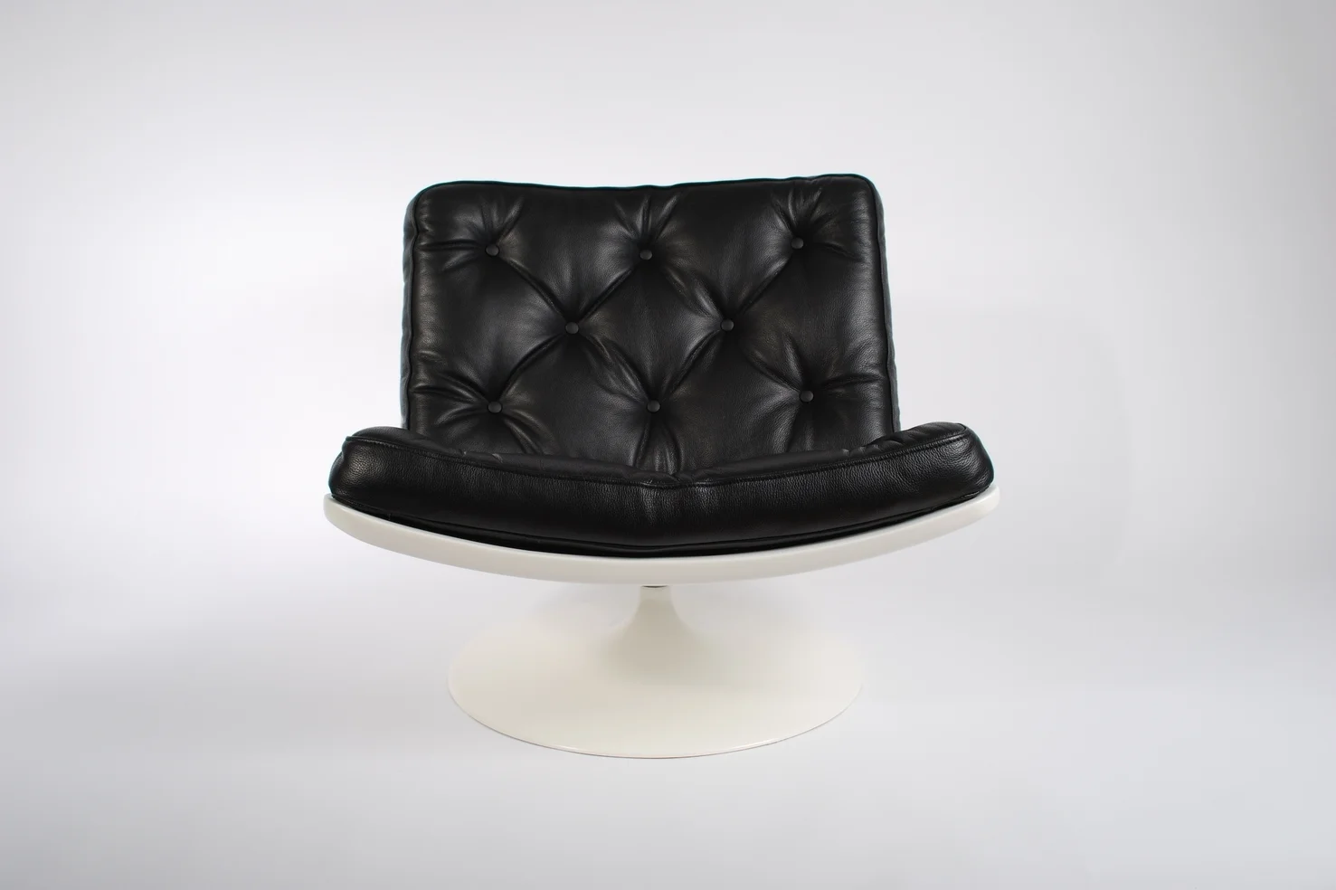 Artifort F976 Lounge swivel chair, designed by Geoffrey Harcourt in 1968, black leather