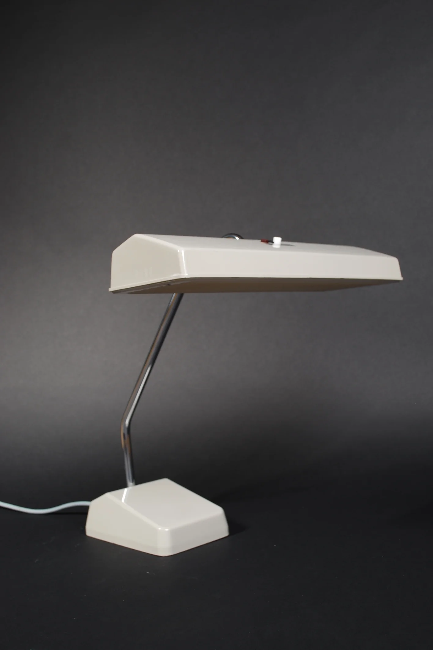 00000147 Desk-lamp-BW-Bund-Waldmann-Germany-vintage (22).JPG