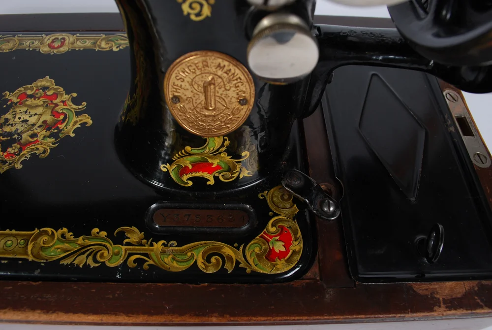 Vintage Singer Sewing Machine with Wood Case 1925 — Flux