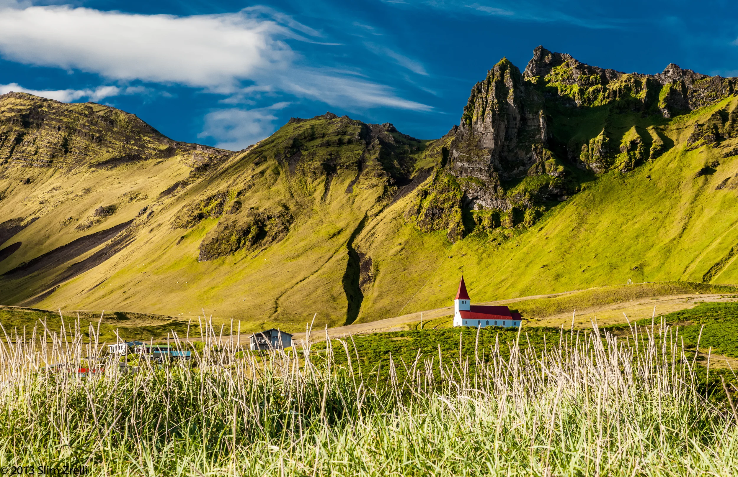 Between grass & mountain_Iceland