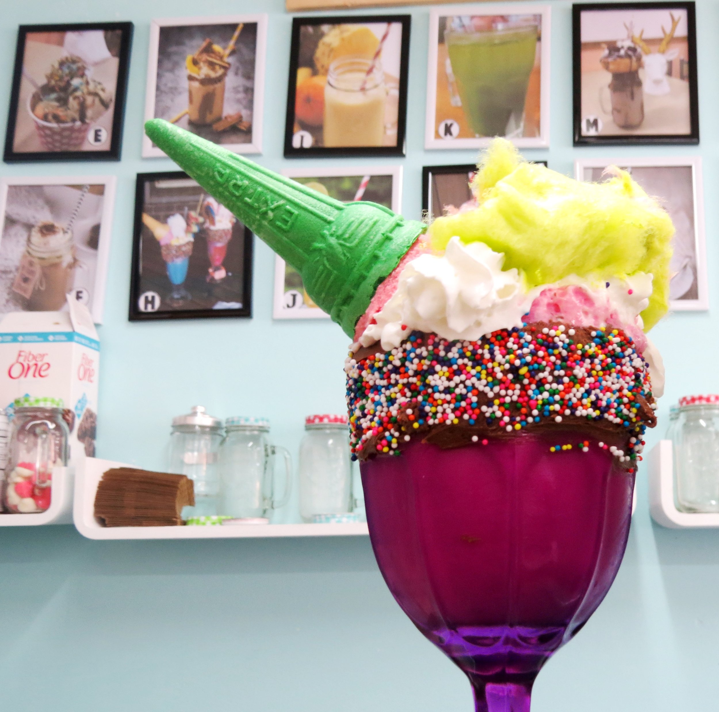 El lugar destaca por ofrecer batidos llenos de color y sabor, que se han popularizado por sus decoraciones.