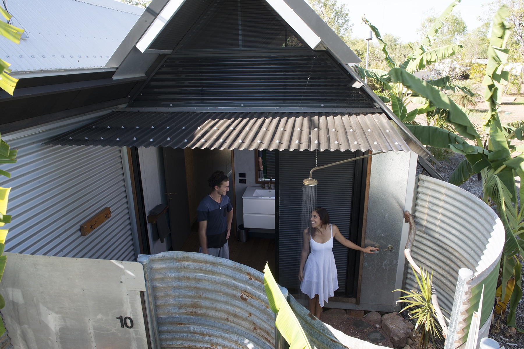 Anbinik_Suite_Outdoor_Shower_2_2015-08-20.jpg