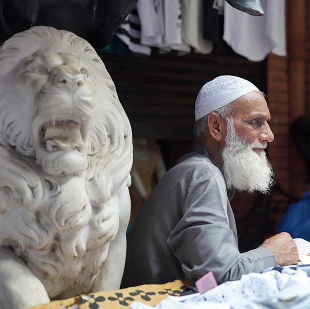 The Man and the Lion.
#urbexphotography #streetphotography #streetstyle #lion #beard #chor #bazaar #salesman