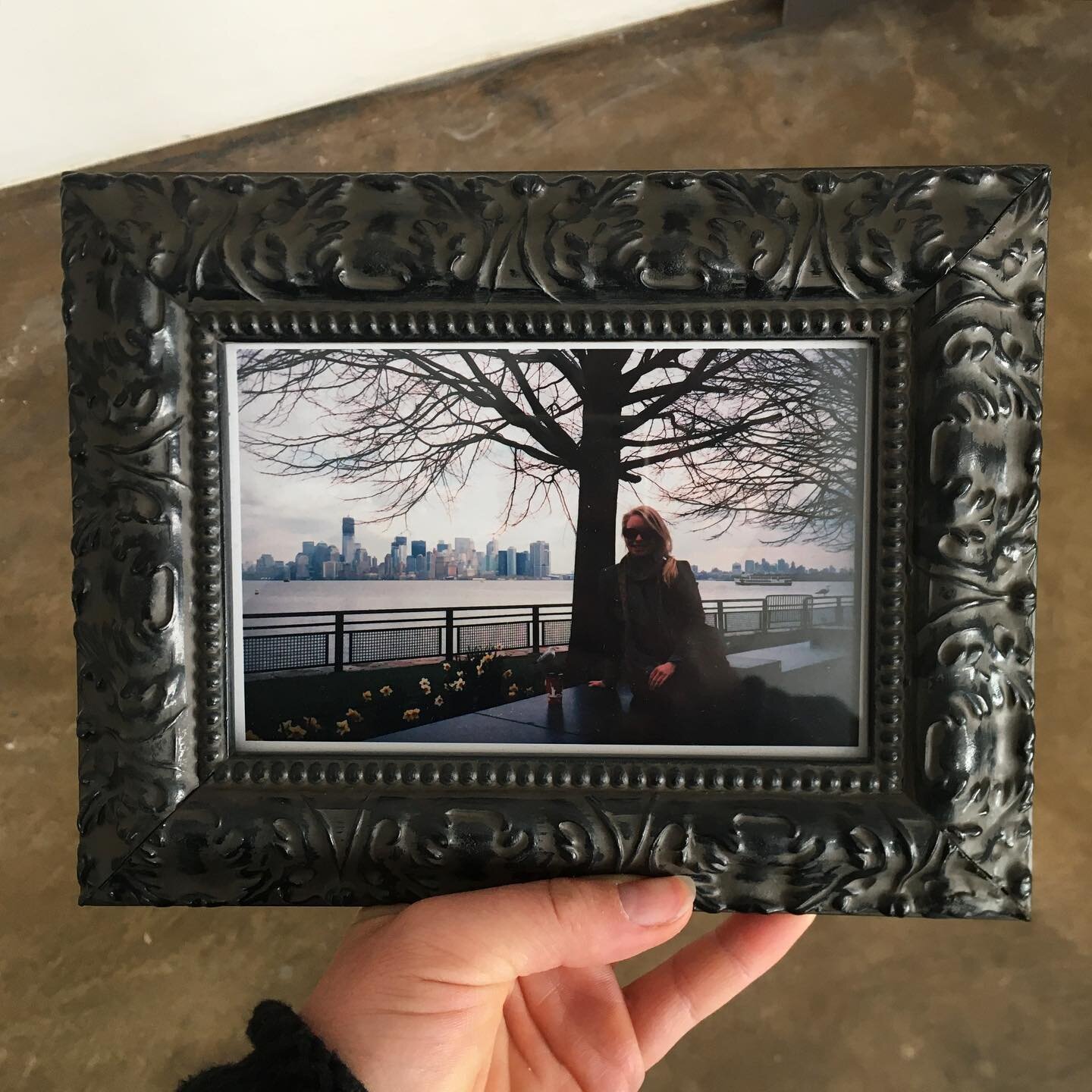 An assortment of photo frames are now available in the shop! Just gotta switch out these stock photos to pics of our favorite people 😉 @fabfhabie @hottiebaby5eva
🖼🖼🖼
#frameshop #handmade #smallbusiness #shoplocal #foxvalley #customframing