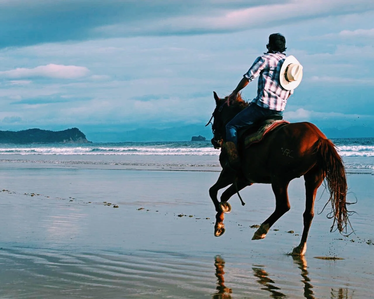 Horseback+riding+on+Playa+Maderas.jpeg