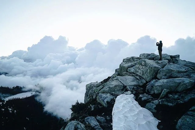 Nothing like enjoying the home mountains with your best friends ⛰ hiking season is here boys n girls👏🏻 @mannyfressshhh getting the phone shot  above the ⛅️ .
.
.
#northvancouver #vancouver #bc #canada #tourismnorthvancouver #explorebc #hellobc #sta