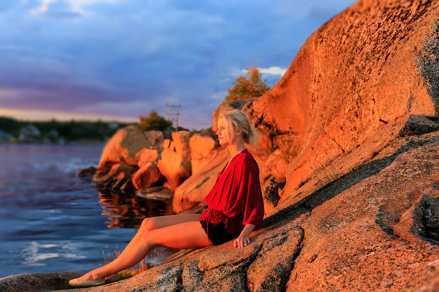 Pit-stop på Håholmen. Når kveldssolen forgyller skjærgården er det tid for påfyll til sjelen. La deg så henfalle og bli bortført av den vakre skjærgården. Trekk inn den salte sjøluften og la brisen fra havet stryke deg over ansiktet. Ta vare på tiden, kvelder som dette er det så altfor få av.
