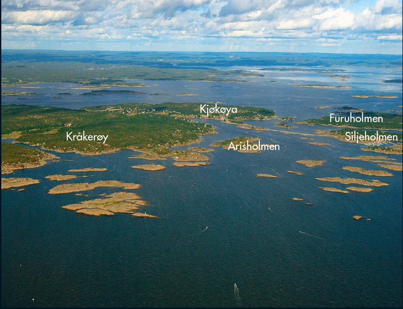 En skikkelig Østfoldferie er ikke fullkommen uten en bil- eller båttur ut til Hvaler-øyene. Broen ut til Hvaler, Puttesund bro, sees omtrent midt i bildet.