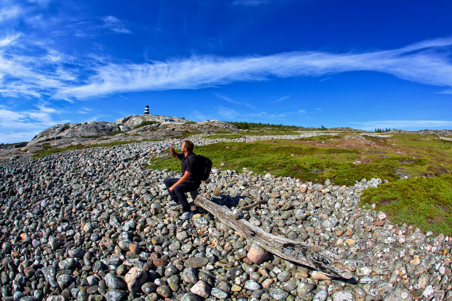Den enorme rullesteinstranda på Herføl er en del av opphavet til Oslofjordens ra - grusryggen som strekker seg over Oslofjorden til Vestfold og snor seg sydover til Jomfruland utenfor Kragerø på Telemarkskysten.