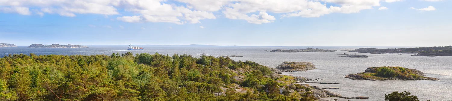 Sverige på andre siden av fjorden. Riksgrensen mellom Norge og Sverige går omtrent midt i fjorden. På høyre side i bildet sees det sydøstre området av Hvaler-øya, Herføl.