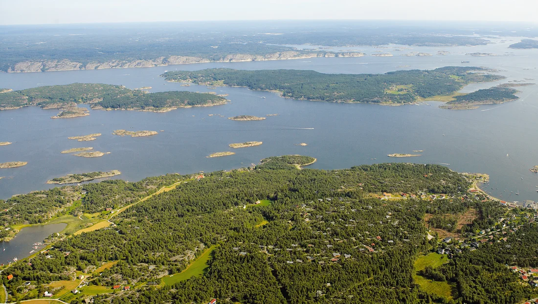 Hvalers sør-østre øyer. Sydlige delen av Kirkøy nederst i bildet, Nordre Sandøy til venstre i bildet, Søndre Sandøy i midten, og Sverige helt bakerst i bildet.