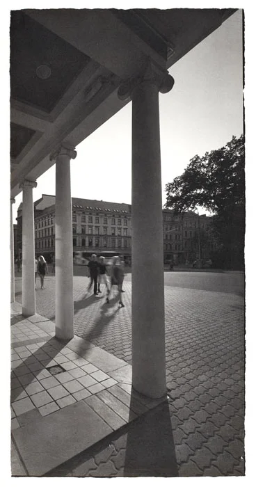 Kolonāde un gājēji. 2013. Ar zelta hlorīdu tonēts kalitips. 2/2